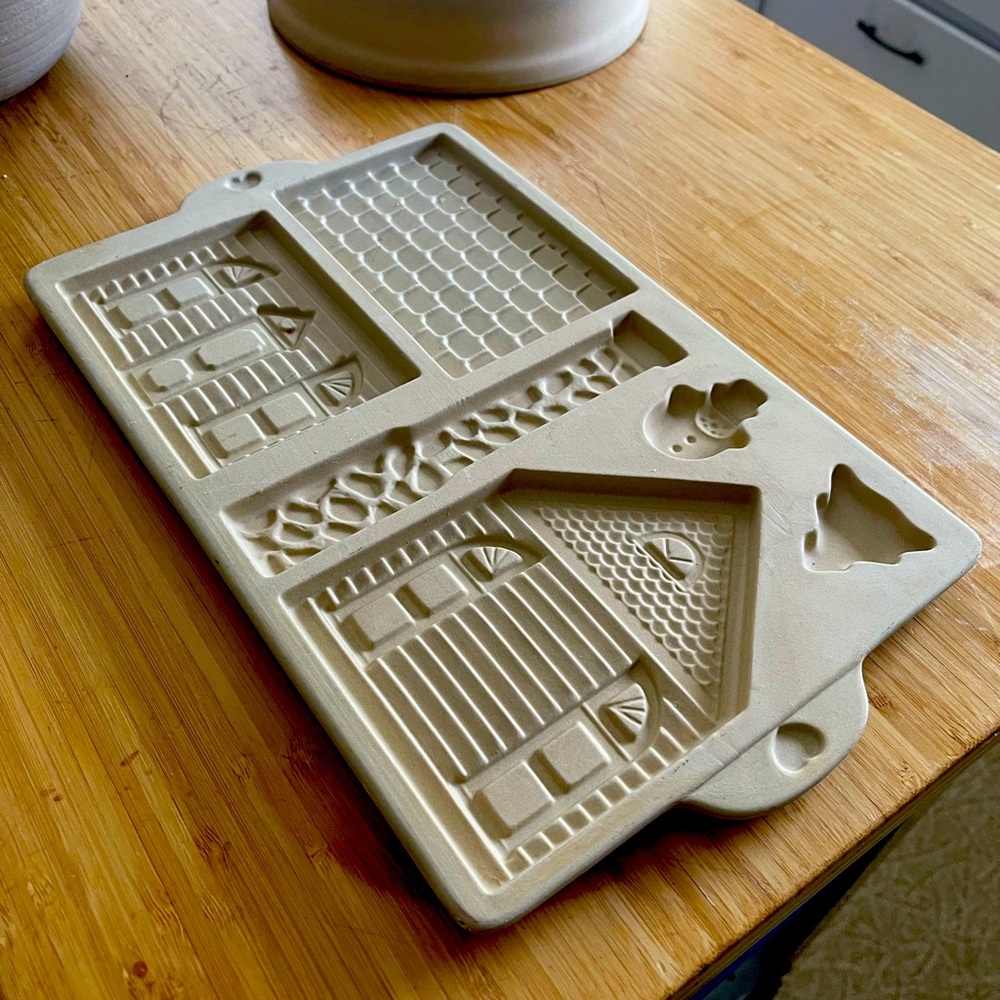 Pampered chef gingerbread house maker